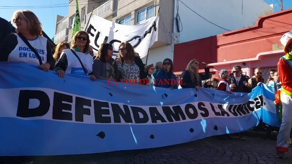 Con un enorme apoyo popular, se desarrolló la Marcha Nacional Universitaria en Tandil